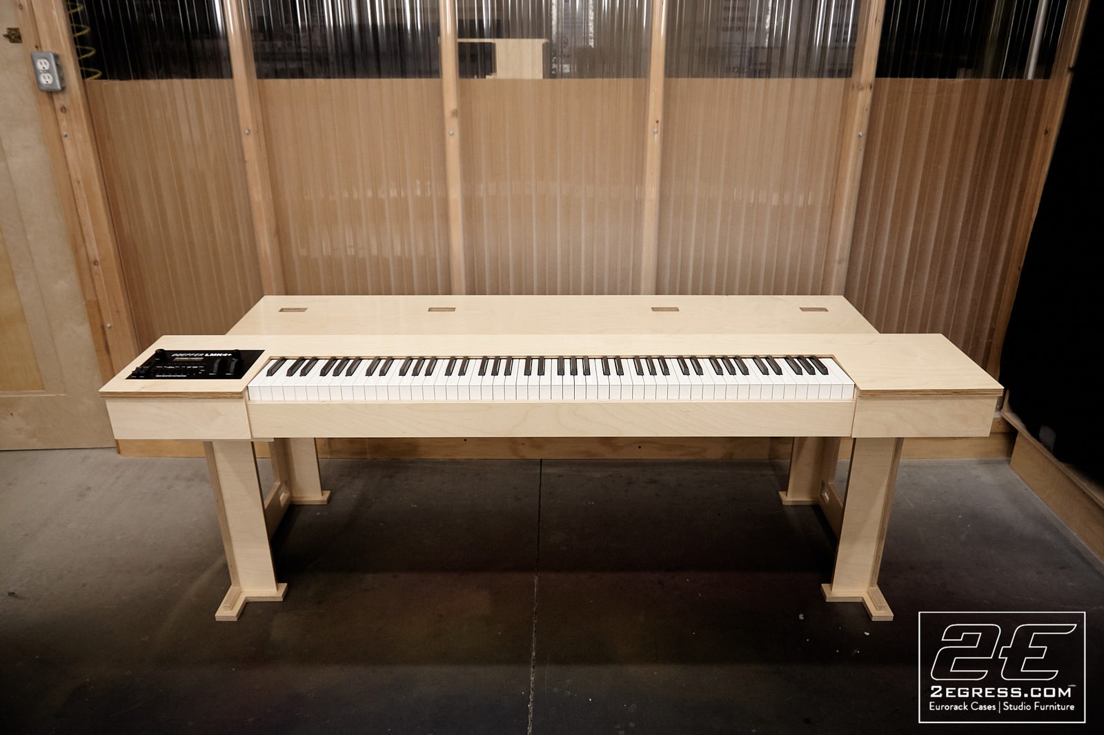 Altar synth desk | front view with Doepfer LMK4+ keybed | 2Egress