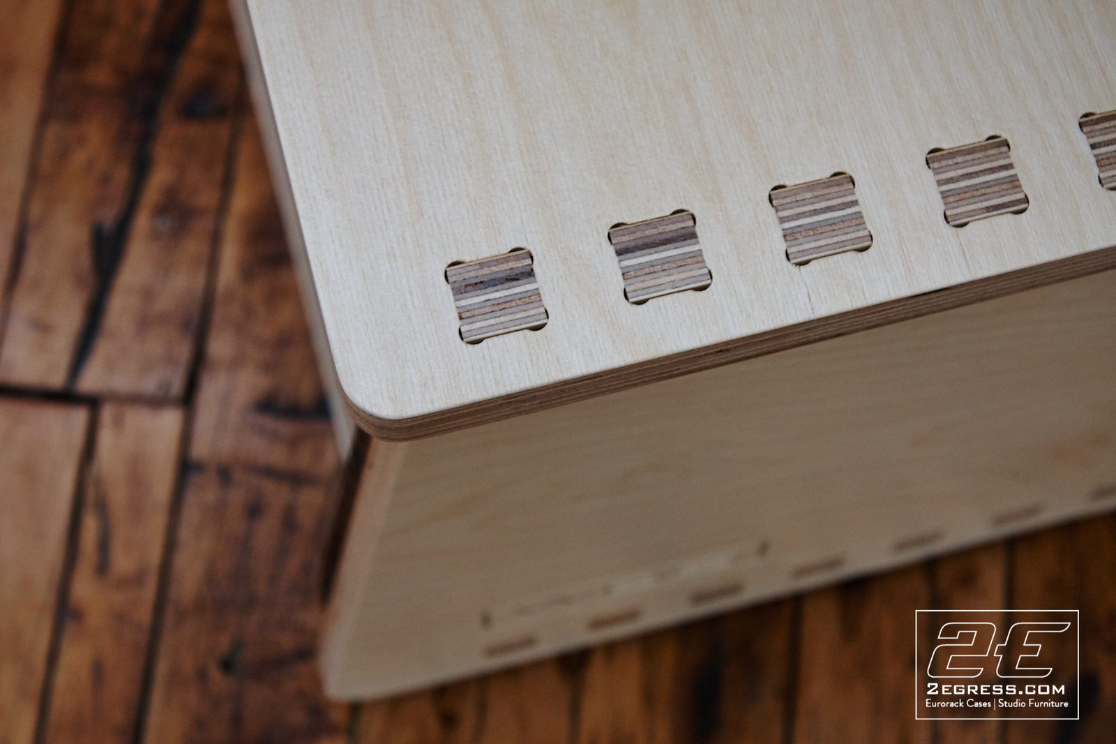 Dauntless Slant Rack Series | close detail of the exposed finger-joint construction | 2Egress