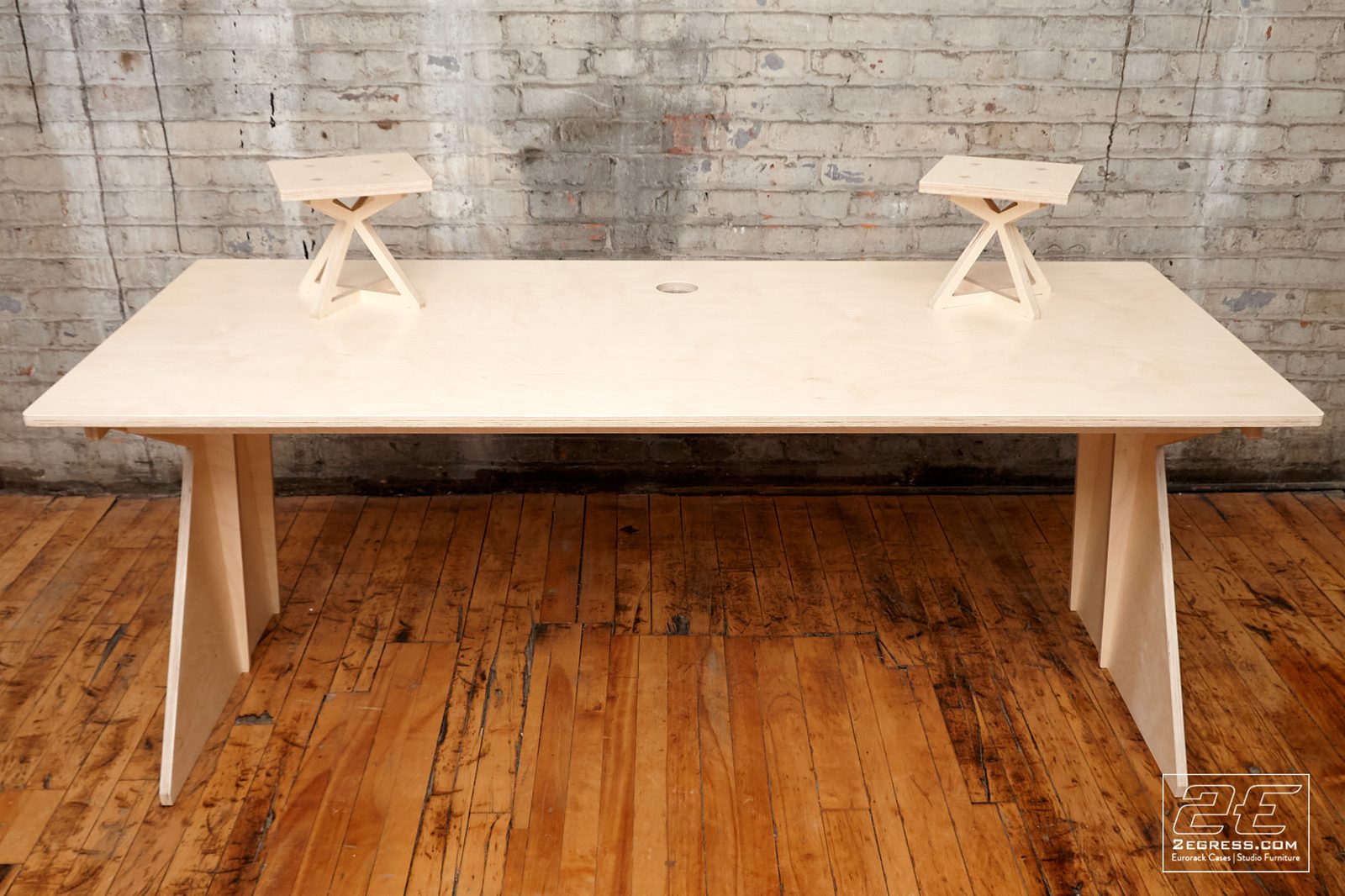 Facet desk | single desk front view with center cable grommet and X-shaped monitor stands | 2Egress