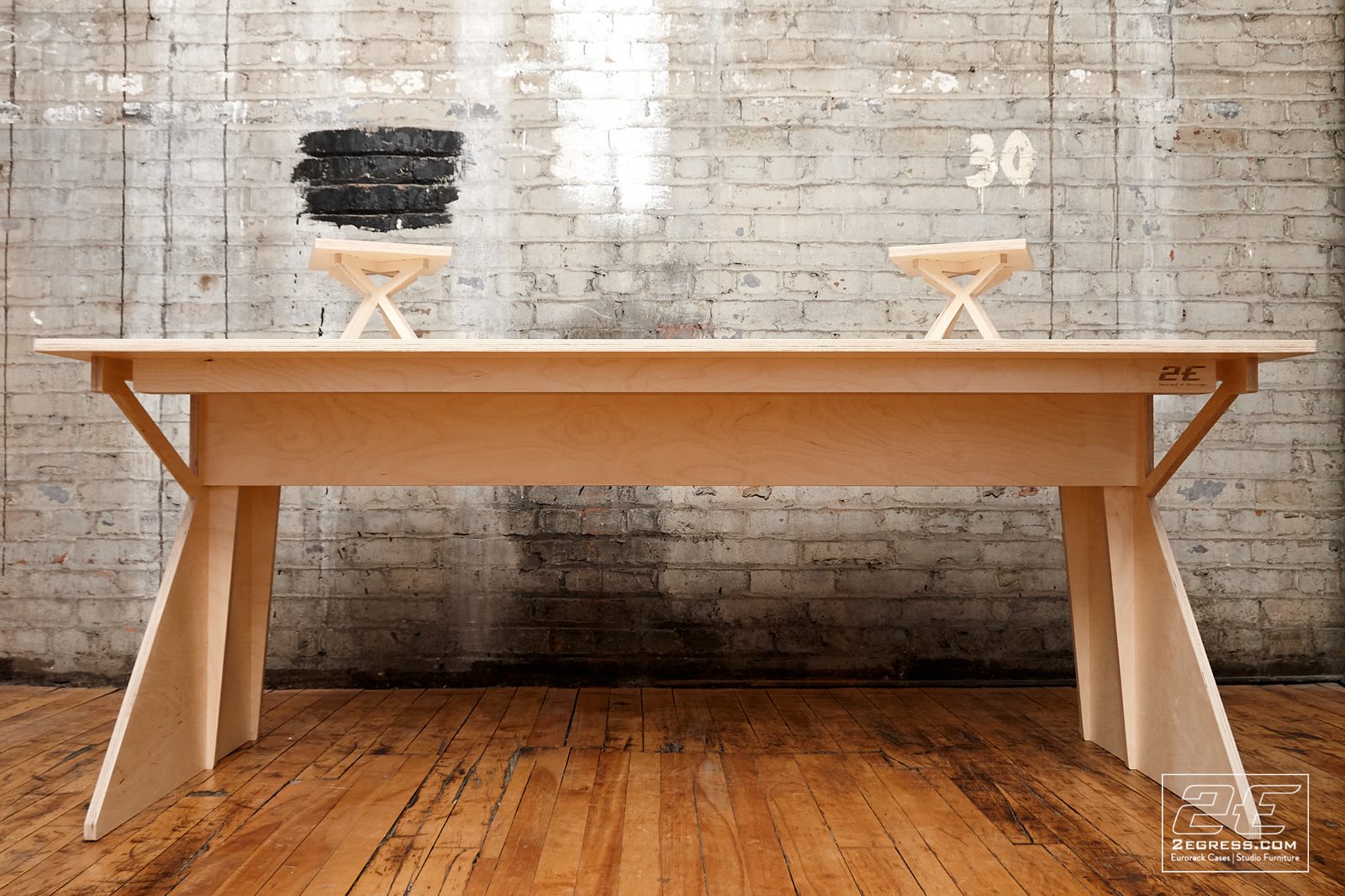 Facet desk | single desk front view against a painted brick wall | 2Egress