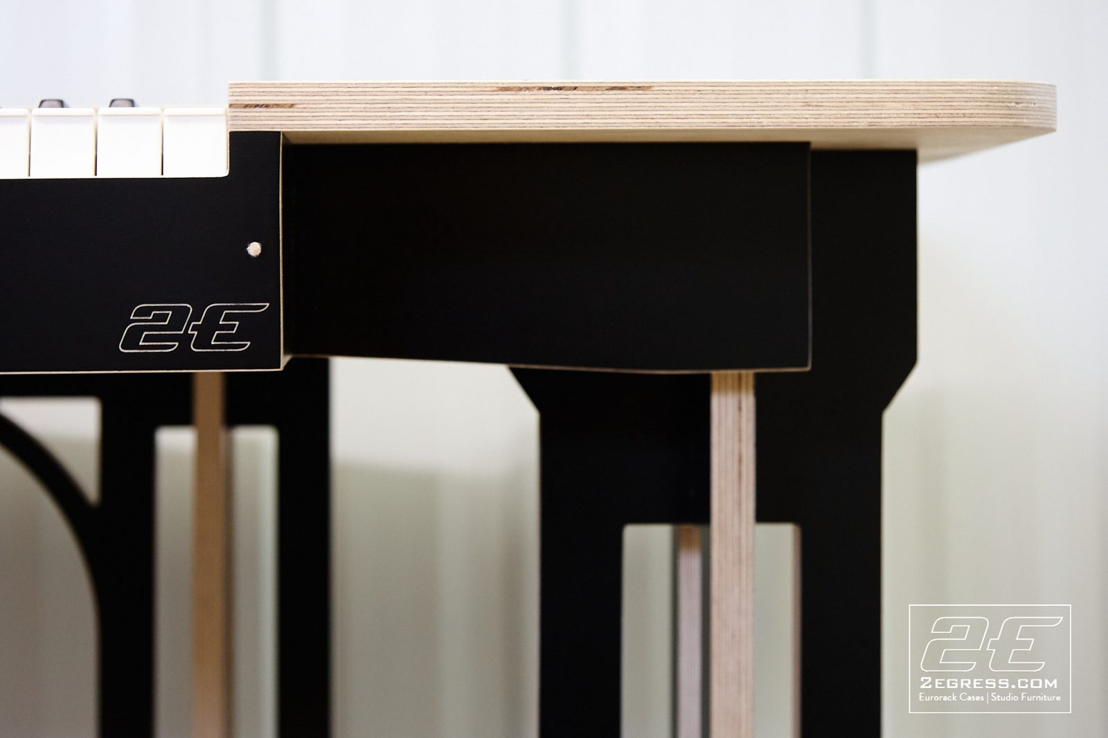 Luna studio desk | corner detail with engraved logo | 2Egress