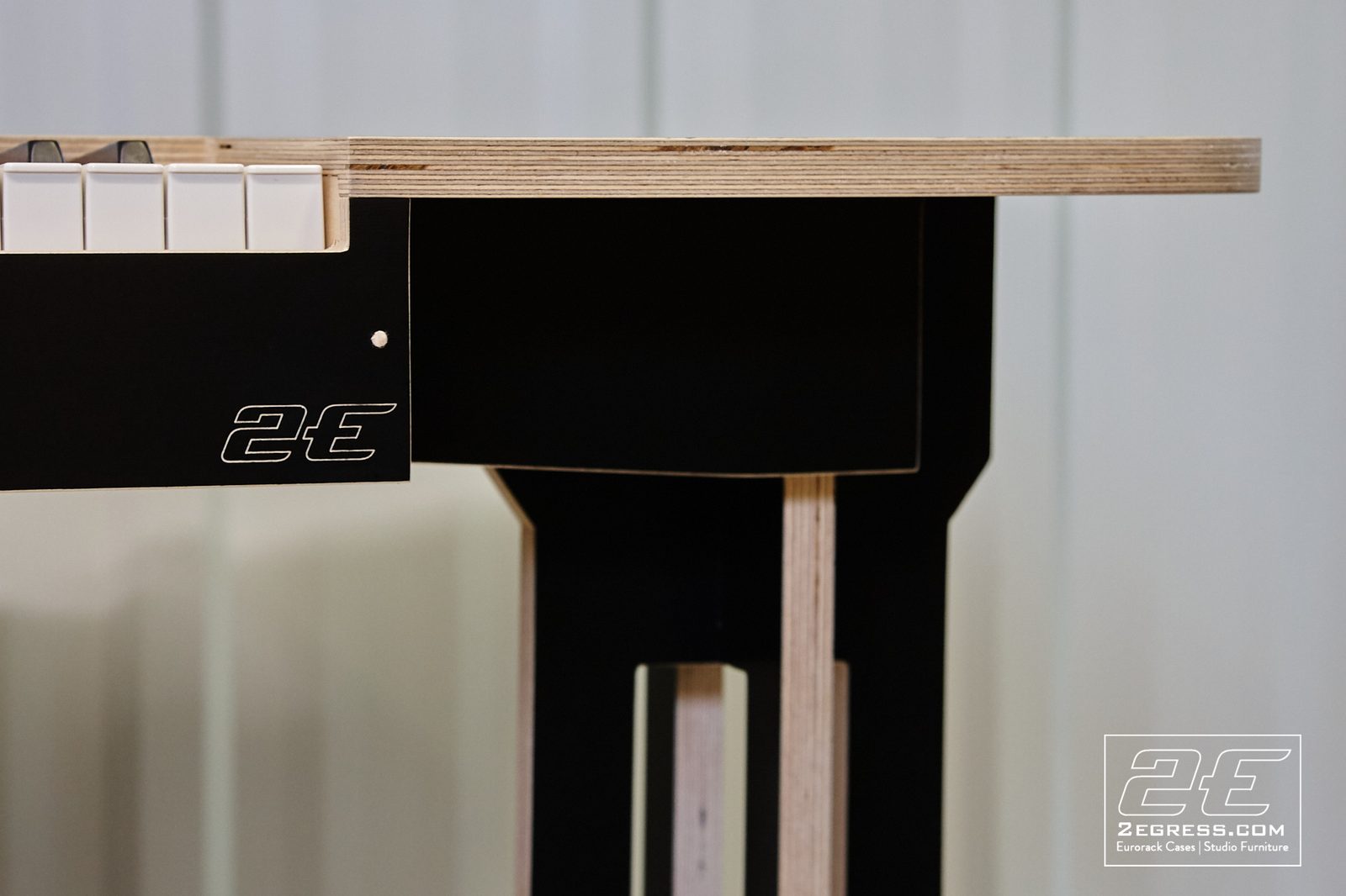 Luna studio desk | corner detail with keybed edge | 2Egress