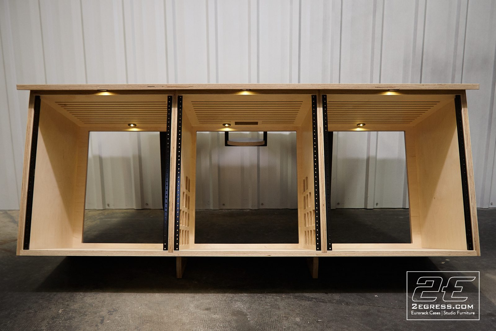 SPUTNIK rack | front view, ventilated rack bays | 2Egress