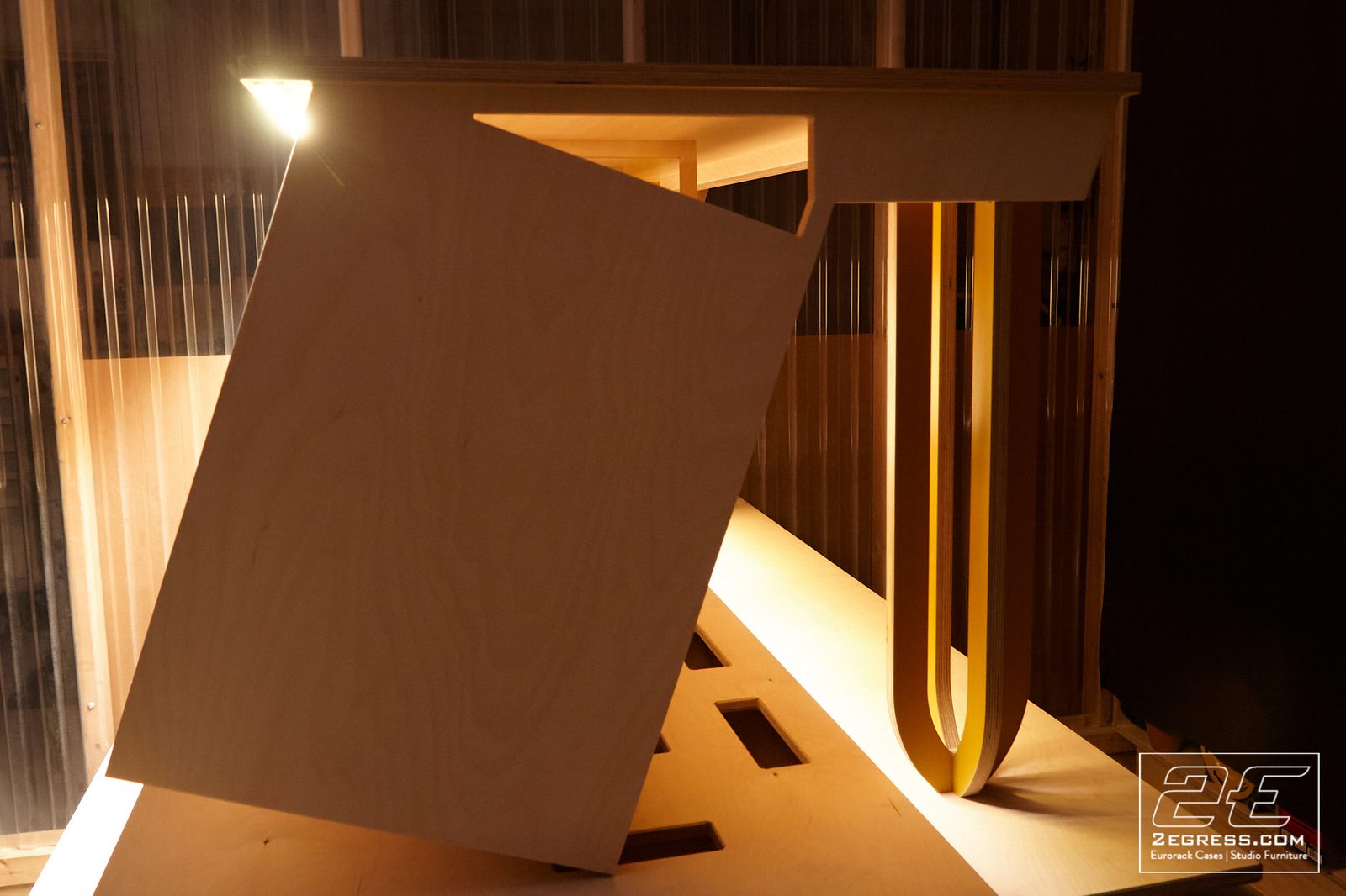 Stinger rack desk | leaning panel and leg detail | 2Egress