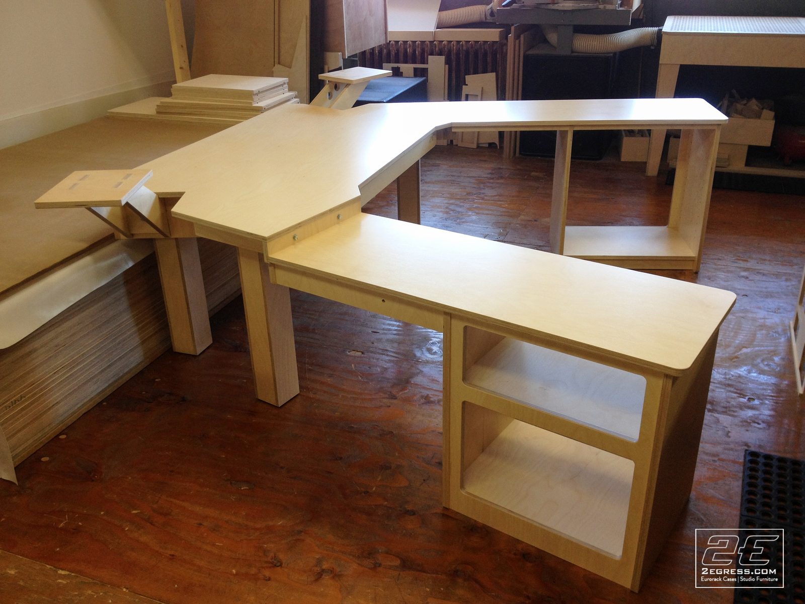 Wing Commander composer desk | full L-shaped desk assembled with both wings extended, workshop setting | 2Egress