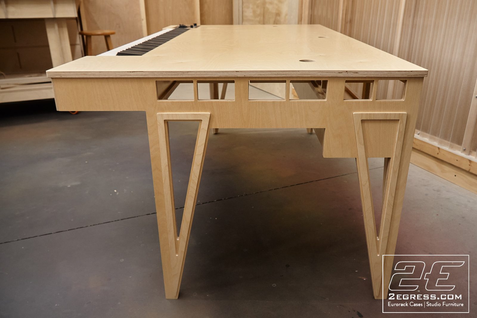 Zeus studio desk | side profile view | 2Egress