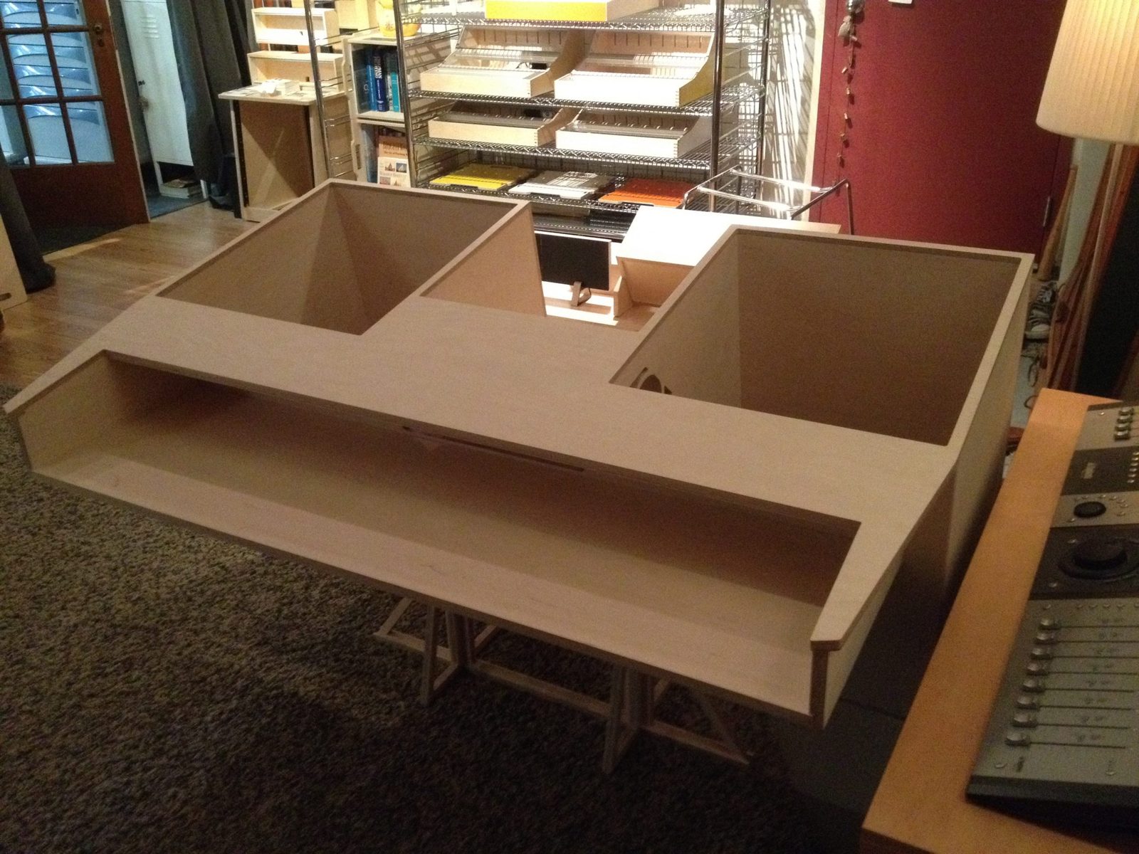 Extraordinary Desk for Extraordinary Guy | photo 8 | Studio Egregia