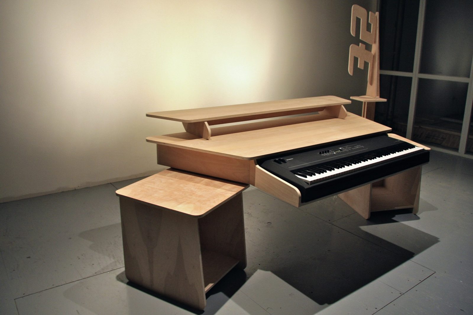 Music Studio Desk | Vee | photo 3 | Studio Egregia