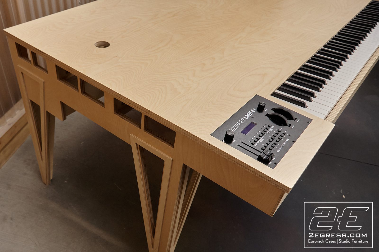 Doepfer LMK4 Studio Desk | Zeus | 2egress
