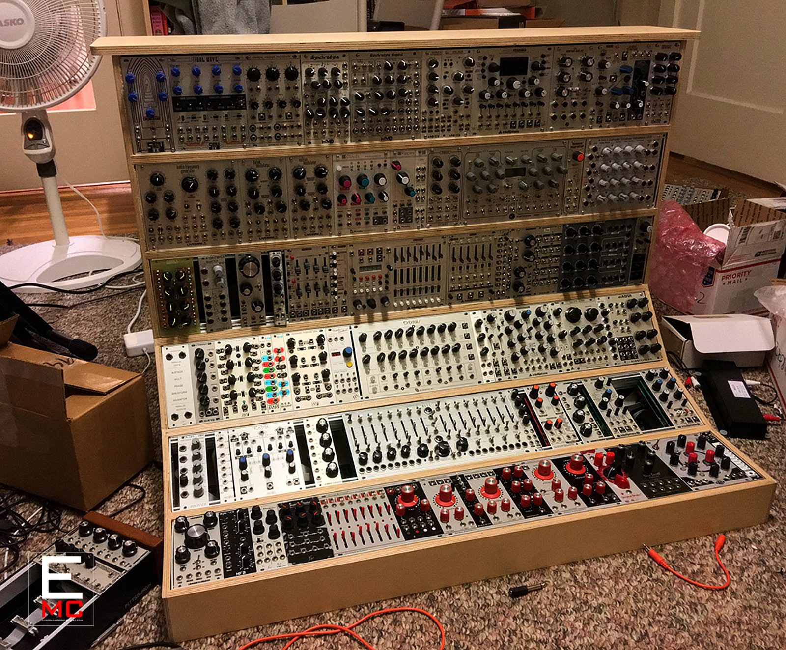 powered eurorack case | Studio Egregia